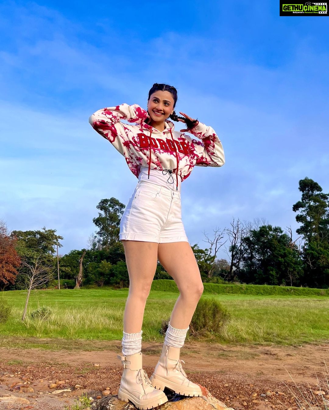 Daisy Shah Instagram - When in doubt, Braid it out 👧🏻 . . . #khatronkekhiladi13 #kkk13 #southafrica @colorstv . . Hoodie @burger.bae Stylist @stylebysaachivj Team @sanzimehta777 @styledbynikinagda South Africa