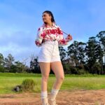 Daisy Shah Instagram - When in doubt, Braid it out 👧🏻 . . . #khatronkekhiladi13 #kkk13 #southafrica @colorstv . . Hoodie @burger.bae Stylist @stylebysaachivj Team @sanzimehta777 @styledbynikinagda South Africa