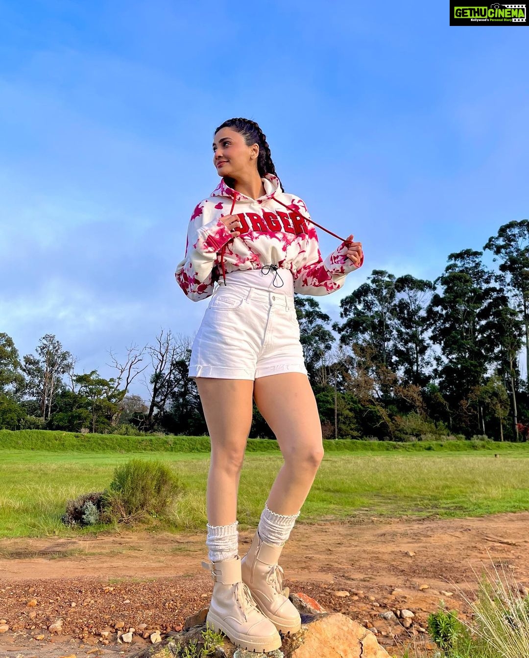 Daisy Shah Instagram - When in doubt, Braid it out 👧🏻 . . . #khatronkekhiladi13 #kkk13 #southafrica @colorstv . . Hoodie @burger.bae Stylist @stylebysaachivj Team @sanzimehta777 @styledbynikinagda South Africa