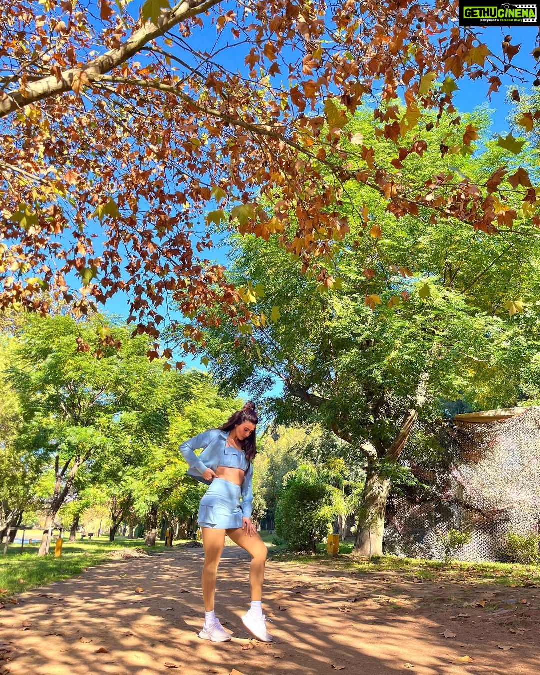 Daisy Shah Instagram - Blooming at my own pace 🌼 . . . Styled by: @stylebysaachivj in @boutiquobysaachi Team: @sanzimehta777 . . #khatronkekhiladi13 #kkk13 #southafrica @colorstv South Africa