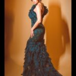 Daisy Shah Instagram - 🦚 . . . Mua: @makeupbyvinod Hair: @shab_qureshi786 Outfit: @anjumqureshilabel x @devampandeyofficial Earrings: @aquamarine_jewellery Styled by: @stylebyriyajn 📸: @navneet_photography . . . #aboutlastnight #htmoststylishawards