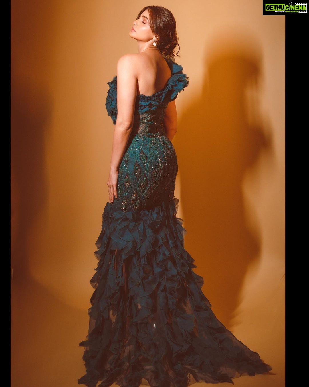 Daisy Shah Instagram - 🦚 . . . Mua: @makeupbyvinod Hair: @shab_qureshi786 Outfit: @anjumqureshilabel x @devampandeyofficial Earrings: @aquamarine_jewellery Styled by: @stylebyriyajn 📸: @navneet_photography . . . #aboutlastnight #htmoststylishawards