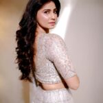 Daisy Shah Instagram - Smile bright like a 💎 . . . 📸: @rohit_rajputtar Stylist: @stylebyriyajn Mua: @makeupbyvinod Hair: @shab_qureshi786 Outfit: @seasonsmumbai Jewellery: @miranabymegha x @affiliates_pr