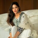 Daksha Nagarkar Instagram - Behind every strong person there’s a story that gave them no choice. . @they_call_me_keshu #dakshanagarkar #love #happy #goodday #feels #motivationalquotes #quotes #jayshetty #inspirationalquotes #instagood #art #instalike #good #girl #zonestreet #hotel #view #indiangirl #asian #photooftheday #photography #natural #hairgoals #face #eyes #makeup #nomakeup #naturalhair #instagram #fashion