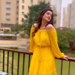 Darshana Banik Instagram - 💛 favourite song 💛 #reels #yellow #reelsinstagram #reelitfeelit #friday #favorite #song #romantic #trending