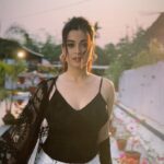 Darshana Banik Instagram - Follow the light 🖤 #reels #reelsinstagram #reelitfeelit #trending #music #heart #fusion #instagood