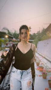 Darshana Banik Instagram - Follow the light 🖤 #reels #reelsinstagram #reelitfeelit #trending #music #heart #fusion #instagood
