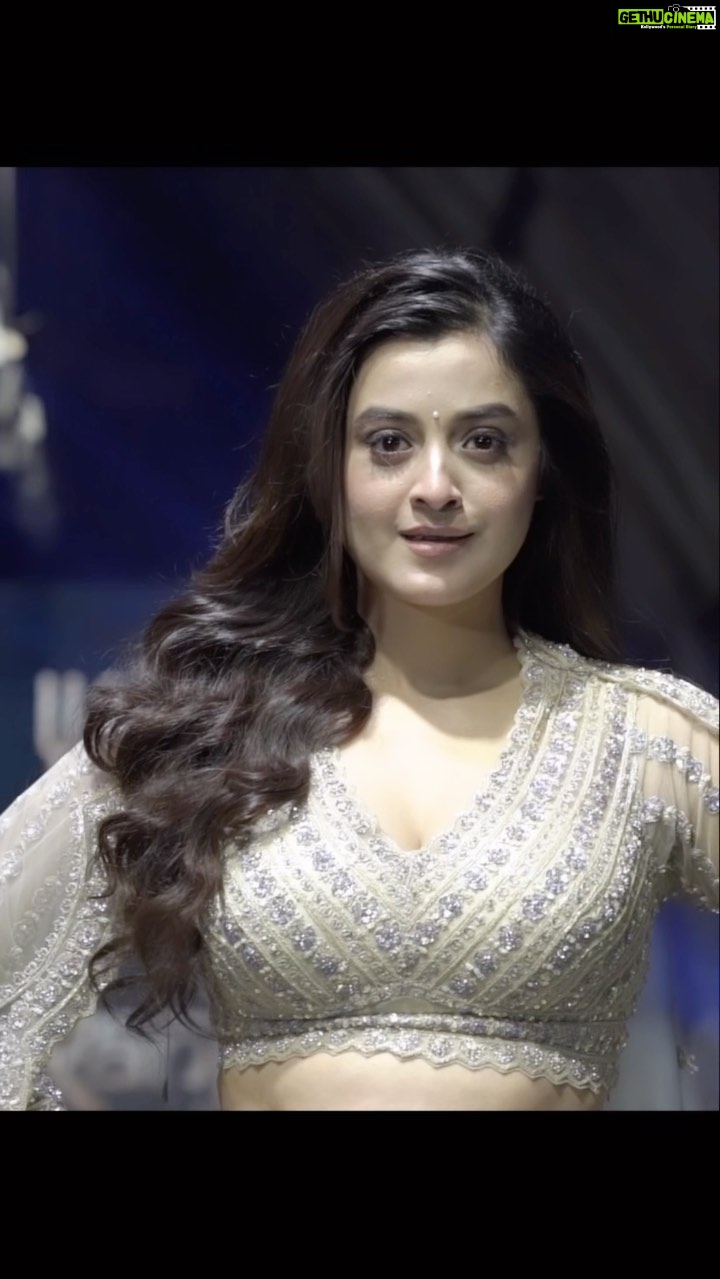 Darshana Banik Instagram - #showstopper #therunwaystories @youveindia @rangoliindia @nikhiljainoffcl HMU- @meghna_make_up_artist Thank you for the video @arnav.guha Special thanks to @soumojeet_adak #reels #reelsinstagram #reelsvideo #reelitfeelit #fashion #ramp #indianwear #grattitude
