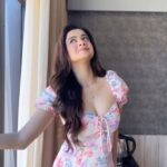 Darshana Banik Instagram - Some fun behind the scenes 💕 #wednesday #reels #reelsinstagram #floral #trending #summer #fashion #bts