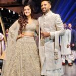 Darshana Banik Instagram - Glimpses from yesterday’s show @therunwaystories What a beautiful show! Loved walking the ramp as the showstopper for @youveindia with the founder and the designer himself @nikhiljainoffcl Thank you Nikhil. Great job team👏🏻💓 @youveindia @rangoliindia @ranjhindia HMU- @meghna_make_up_artist Kolkata - The City of Joy