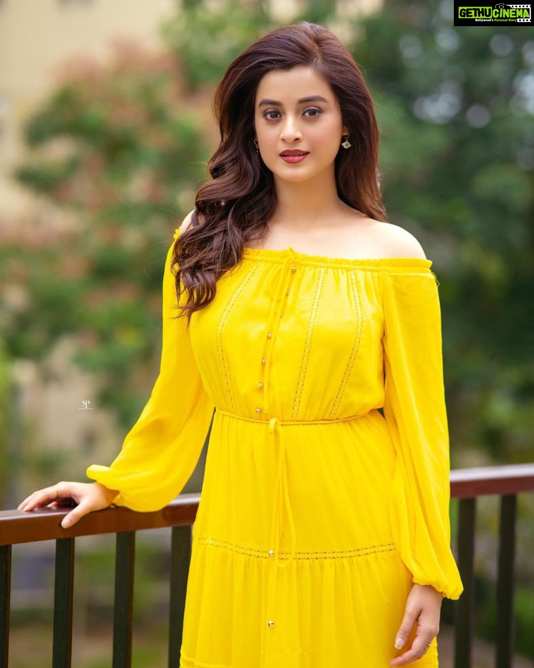 Darshana Banik Instagram - Friday ๐ Ode to a bright sunny morning event๐ #sanandatilottoma #ABP #beautypageant #summer Club Verde