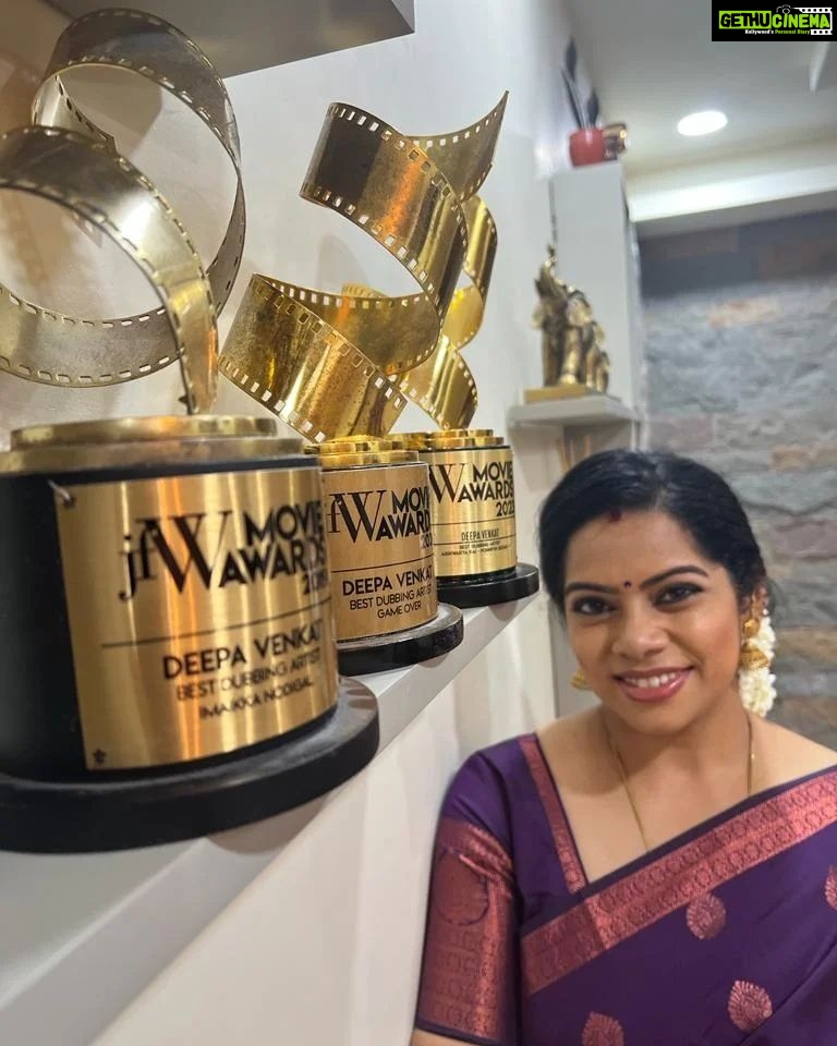 Deepa venkat Instagram - What a starry evening this was!!! Winning the award for the Best Dubbing Artist for the third time at the JFW Movie Awards is almost like I'm daydreaming! This one was for my voice as Nandini for the stunning @aishwaryaraibachchan_arb , in Mani Ratnam sir's magnum opus, Ponniyin Selvan 😃 Thank you @jfwdigital, @binasujit , grateful beyond words. Stylist - @bhavyasundar Sari - @thepallushop Hair and makeup - @lakmesalon_kknagar (Swipe to see me show off🤭)