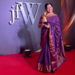 Deepa venkat Instagram – @imdeepavenkat mam receiving her 3rd #jfwmovieaward for “Nandini @aishwaryaraibachchan_arb” from #ponniyinselvan 

Very proud moment to all of us at @vrfbrand 

Congratulations Mam 🎉 
Very well deserved 

Styled by @bhavyasundar 
Costume @thepallushop 
HMU @lakmesalon_kknagar 

#deepavenkat #nandhini #ponniyinselvan #ps1 #voiceartist #dubbingartist #kollywood #tamilcinema Chennai Trade Centre