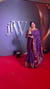 Deepa venkat Instagram - @imdeepavenkat mam receiving her 3rd #jfwmovieaward for “Nandini @aishwaryaraibachchan_arb” from #ponniyinselvan Very proud moment to all of us at @vrfbrand Congratulations Mam 🎉 Very well deserved Styled by @bhavyasundar Costume @thepallushop HMU @lakmesalon_kknagar #deepavenkat #nandhini #ponniyinselvan #ps1 #voiceartist #dubbingartist #kollywood #tamilcinema Chennai Trade Centre