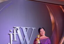Deepa venkat Instagram - @imdeepavenkat mam receiving her 3rd #jfwmovieaward for “Nandini @aishwaryaraibachchan_arb” from #ponniyinselvan Very proud moment to all of us at @vrfbrand Congratulations Mam 🎉 Very well deserved Styled by @bhavyasundar Costume @thepallushop HMU @lakmesalon_kknagar #deepavenkat #nandhini #ponniyinselvan #ps1 #voiceartist #dubbingartist #kollywood #tamilcinema Chennai Trade Centre