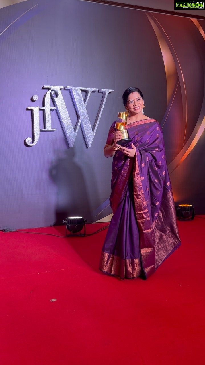 Deepa venkat Instagram - @imdeepavenkat mam receiving her 3rd #jfwmovieaward for “Nandini @aishwaryaraibachchan_arb” from #ponniyinselvan Very proud moment to all of us at @vrfbrand Congratulations Mam 🎉 Very well deserved Styled by @bhavyasundar Costume @thepallushop HMU @lakmesalon_kknagar #deepavenkat #nandhini #ponniyinselvan #ps1 #voiceartist #dubbingartist #kollywood #tamilcinema Chennai Trade Centre