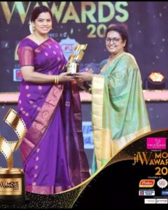 Deepa venkat Instagram - What a starry evening this was!!!

Winning the award for the Best Dubbing Artist for the third time at the JFW Movie Awards is almost like I'm daydreaming! 

This one was for my voice as Nandini for the stunning @aishwaryaraibachchan_arb , in Mani Ratnam sir's magnum opus, Ponniyin Selvan 😃

Thank you @jfwdigital, @binasujit , grateful beyond words. 

Stylist - @bhavyasundar
Sari - @thepallushop
Hair and makeup - @lakmesalon_kknagar

(Swipe to see me show off🤭)