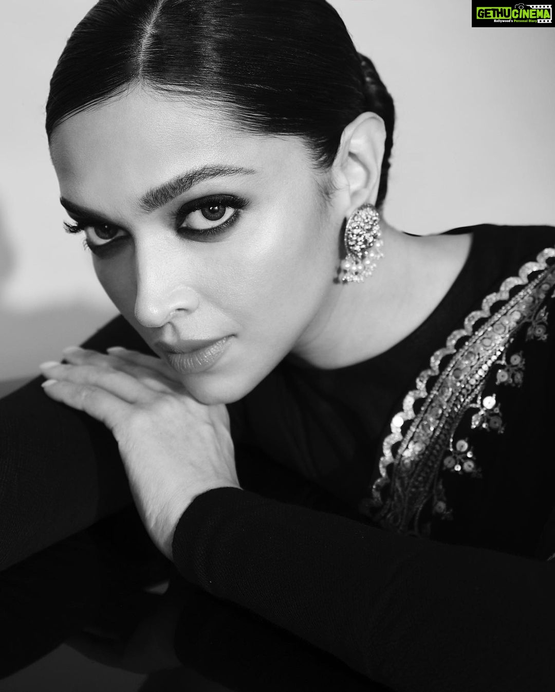 Deepika Padukone - 2.7 Million Likes - Keeping it classic…🤍