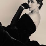 Deepika Padukone Instagram - Here’s a sneak peak of me getting Red Carpet ready with my skincare routine in collaboration with @82e.official. And with that, we’re happy to announce that we’re launching a brand new sunscreen serum, Turmeric Shield, TODAY! Get yours only on 82e.com NOW! #Oscars95