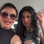 Deepshikha Nagpal Instagram - Madness in the car @the_vandana_official @ramshankarsinghactor @rishinakandhari