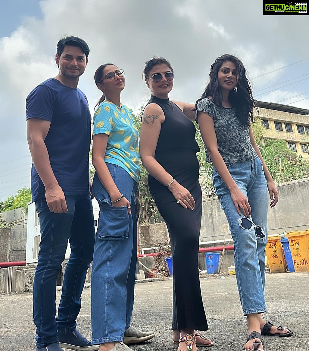Deepshikha Nagpal Instagram - The royal raichands ❤️. Swag se karenge sab ka swagat . . #attitude #swag #love #bond #blessed #fun . @rishinakandhari @the_vandana_official @ramshankarsinghactor