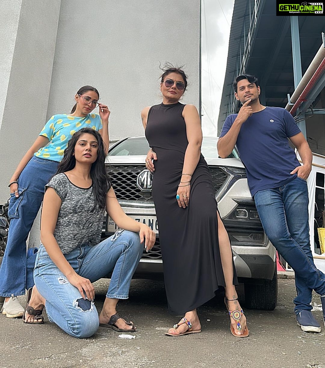 Deepshikha Nagpal Instagram - The royal raichands ❤️. Swag se karenge sab ka swagat . . #attitude #swag #love #bond #blessed #fun . @rishinakandhari @the_vandana_official @ramshankarsinghactor