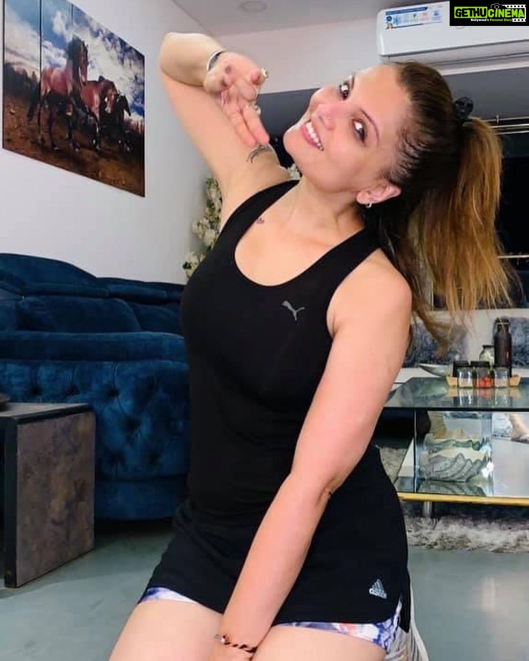 Deepshikha Nagpal Instagram - To change your life, you need to change your priorities 💪. . . #smile #swag #attitude #fitness #positivity #positivevibes #💪 #goodmorning #haveaniceday