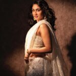 Deepti Sati Instagram - ✨Chaand 🌙✨ Photography : @sbk_shuhaib Styling : @amritha_lakshmi___ @styledby_al_ Mua : @rizwan_themakeupboy Jewellery : @meralda.jewels Costume : @padmanidhi_the_blouse_boutiqu Bts : @rijil_kl