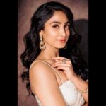 Deepti Sati Instagram – ✨Chaand 🌙✨
Eid Mubarak 

Photography : @sbk_shuhaib 
Styling : @amritha_lakshmi___  @styledby_al_ 
Mua :  @rizwan_themakeupboy 
Jewellery : @meralda.jewels 
Costume : @padmanidhi_the_blouse_boutiqu
