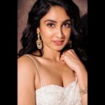Deepti Sati Instagram – ✨Chaand 🌙✨
Eid Mubarak 

Photography : @sbk_shuhaib 
Styling : @amritha_lakshmi___  @styledby_al_ 
Mua :  @rizwan_themakeupboy 
Jewellery : @meralda.jewels 
Costume : @padmanidhi_the_blouse_boutiqu