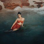 Deepti Sati Instagram - I’ve been drinking in the ocean 🌊🧜‍♀️🍷 . . @dink4n clicking me in between 🌊 @krishnaviswam making me look like a 🧜‍♀️ @warp.stories thanks for the outfit 🤎 @cafetripislife fed us good food 🥰 #ocean #deep #feelings #didyoulookforme