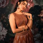 Deepti Sati Instagram – 🤎 ब्राउन रंग,ब्राउन vibe 🤎 

Photography : @sbk_shuhaib 
Styling : @amritha_lakshmi___  @ka_couture_ 
Mua :  @rizwan_themakeupboy 
Jewellery : @meralda.jewels 
Costume : @jazaashdesignstudio 
Bts : @rijil_kl

#lehenga #brownvibes #ınstagood