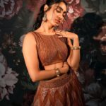 Deepti Sati Instagram - 🤎 ब्राउन रंग,ब्राउन vibe 🤎 Photography : @sbk_shuhaib Styling : @amritha_lakshmi___ @ka_couture_ Mua : @rizwan_themakeupboy Jewellery : @meralda.jewels Costume : @jazaashdesignstudio Bts : @rijil_kl #lehenga #brownvibes #ınstagood