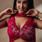 Deepti Sati Instagram - Our Fuchsia Pink lehenga is hand dyed to achieve this unique shade of Fuchsia. Inspired by the flower garden, each 3D flower is handmade in different techniques and stand out on its own. The blouse is layered with chantilly lace and pure georgette with an elegant drape knot. Paired with a slim matching georgette dupatta. 🌺 💫 Reach us via DM/Whatsapp for orders and customisation. In Frame: @deeptisati Photo & Edit : @i_amjobin , @_job.in. Photo Assit : @mshefin__, @varkey_m_bernardose Earrings: @thenehagoel #infineline #boutiquefashion #fuchsia #chantillylace #lehengas #indianwear #weddingwear #destinationweddings #bridesofbengaluru #bridesofindia #ethnicwear #indowestern #bridalasia #deeptisati #georgette #indianweddingwear #bridesmaids #receptionlook #dayweddings