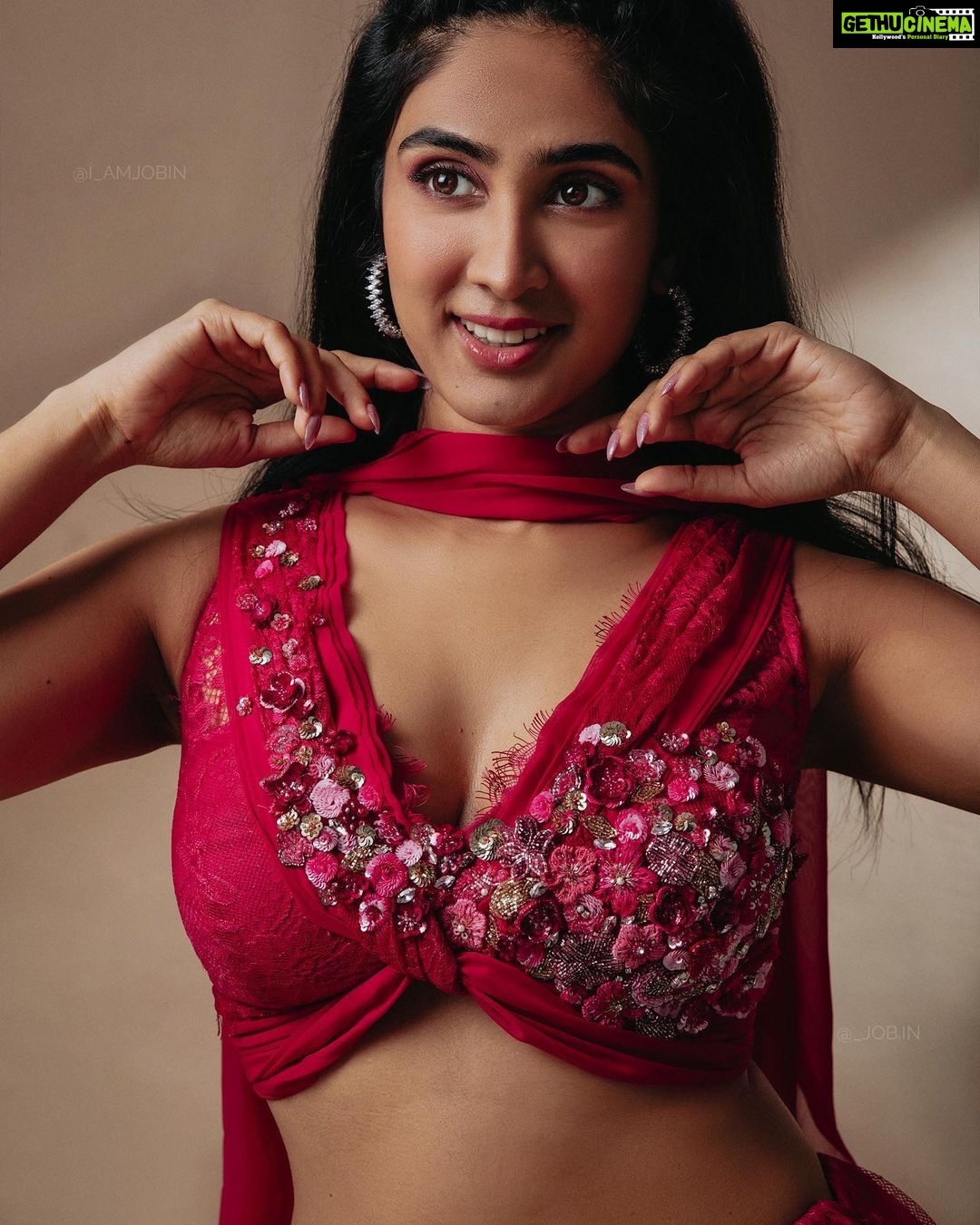 Deepti Sati Instagram - Our Fuchsia Pink lehenga is hand dyed to achieve this unique shade of Fuchsia. Inspired by the flower garden, each 3D flower is handmade in different techniques and stand out on its own. The blouse is layered with chantilly lace and pure georgette with an elegant drape knot. Paired with a slim matching georgette dupatta. 🌺 💫 Reach us via DM/Whatsapp for orders and customisation. In Frame: @deeptisati Photo & Edit : @i_amjobin , @_job.in. Photo Assit : @mshefin__, @varkey_m_bernardose Earrings: @thenehagoel #infineline #boutiquefashion #fuchsia #chantillylace #lehengas #indianwear #weddingwear #destinationweddings #bridesofbengaluru #bridesofindia #ethnicwear #indowestern #bridalasia #deeptisati #georgette #indianweddingwear #bridesmaids #receptionlook #dayweddings
