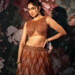 Deepti Sati Instagram - 🤎ब्राउन रंग और ब्राउन vibe🤎 Photography : @sbk_shuhaib Styling : @amritha_lakshmi___ @ka_couture_ Mua : @rizwan_themakeupboy Jewellery : @meralda.jewels Costume : @jazaashdesignstudio Bts : @rijil_kl #lehenga #brownvibes #instagood