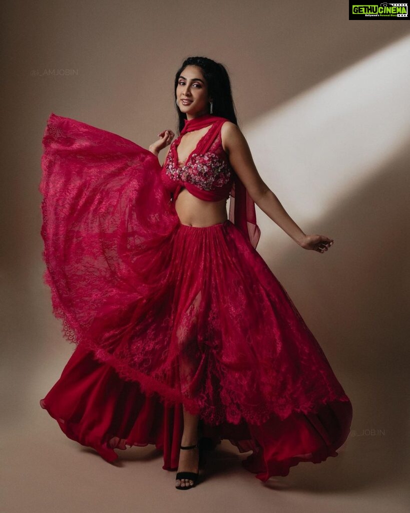 Deepti Sati Instagram - @deeptisati in our Fuchsia Chantilly Lace Lehenga 🌺 This beautiful piece comes in a unique drape style blouse with handmade 3D flower appliqués. The skirt is multi-layered with chantilly lace, shimmer tulle and pure georgette giving you picture perfect twirls. 💃🏻 To shop this look, get in touch with us via DM or Whatsapp. Details in bio. Photo & Edit : @i_amjobin , @_job.in. Photo Assit : @mshefin__, @varkey_m_bernardose #infineline #boutiquefashion #fyp #lehengas #indianwear #weddingwear #receptionlook #destinationwedding #deeptisati #mallubrides #bridesofbengaluru #bridesmaids #fuschia #chantillylace