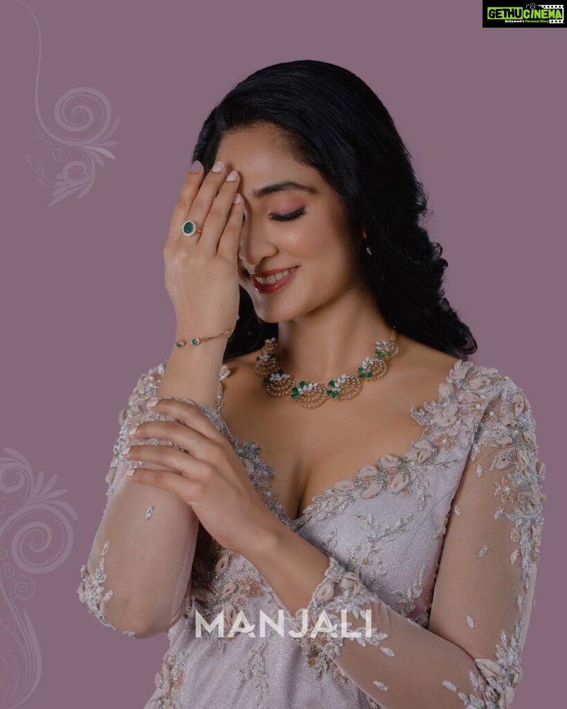 Deepti Sati Instagram - The dazzling beauty of Manjali's Gold & diamonds, behind the spectacular look of every woman. Visit our showrooms for safe shopping & explore the versatile product range or book an appointment for video shopping. 🌐 www.manjalijewellers.in 📍- CBE Road, Sultanpet, Palakkad ☎️ 94476 21881 📍- Main Road, Attingal, Trivandrum ☎️ 94471 62261 📍- Erinjery Angady, Pallikkulam, Thrissur ☎️ 99463 22363 📍- Opp Kozhinjampara Bus Stand, Kozhinjampara, Palakkad ☎️ 0492 3294 916 📍- Society junction, Anchal, kollam ☎️ 98959 16918 സ്വർണം സ്നേഹമാണ്! Inframe : @deeptisati Jewellery :@officialmanjalijewellers Costume:@designmecochin Production:@claire.prime Camera: @shijasabbas Stylist:@styyledbyjoe Makeup:@makeup_by_shibinantony Location: @poojastudioskochi #Manjalijewellers #Diamonds #Jewellery #Gold #Fashion #TrendyStoneCollections #GoldCollection #Palakkad #Thrissur #Trivandrum #Kerala