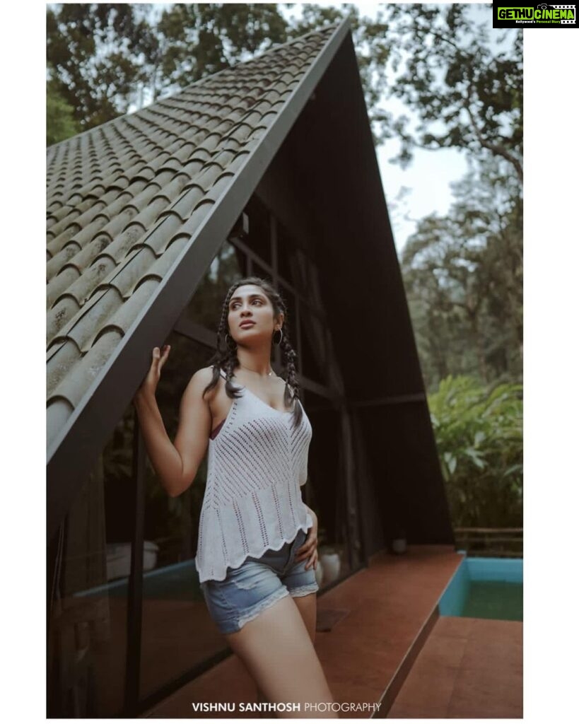 Deepti Sati Instagram - No matter how dark the world is outside Your solitude can help you see the light within✨ Clicked : @_viishnu_santhosh Retouch : @akhil_surendran_l4 Location : @vaganza_resorts Team : @afrithhussain Styled by : @joe_elize_joy #wayand #nature