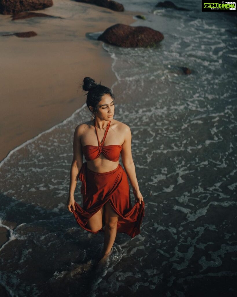 Deepti Sati Instagram - Be my best friend,lover🤎 📸 @dink4n Styling @krishnaviswam Outfit by @warp.stories . . #beach #oceanlover