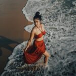 Deepti Sati Instagram - Be my best friend,lover🤎 📸 @dink4n Styling @krishnaviswam Outfit by @warp.stories . . #beach #oceanlover