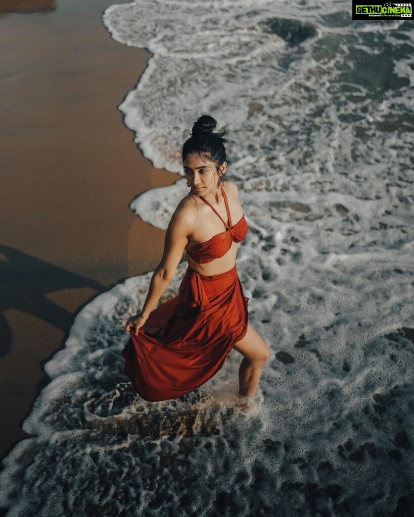 Deepti Sati Instagram - Be my best friend,lover🤎 📸 @dink4n Styling @krishnaviswam Outfit by @warp.stories . . #beach #oceanlover