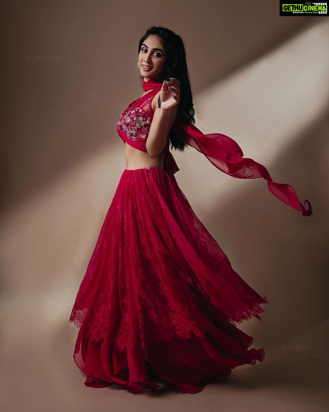 Deepti Sati Instagram - @deeptisati in our Fuchsia Chantilly Lace Lehenga 🌺 This beautiful piece comes in a unique drape style blouse with handmade 3D flower appliqués. The skirt is multi-layered with chantilly lace, shimmer tulle and pure georgette giving you picture perfect twirls. 💃🏻 To shop this look, get in touch with us via DM or Whatsapp. Details in bio. Photo & Edit : @i_amjobin , @_job.in. Photo Assit : @mshefin__, @varkey_m_bernardose #infineline #boutiquefashion #fyp #lehengas #indianwear #weddingwear #receptionlook #destinationwedding #deeptisati #mallubrides #bridesofbengaluru #bridesmaids #fuschia #chantillylace