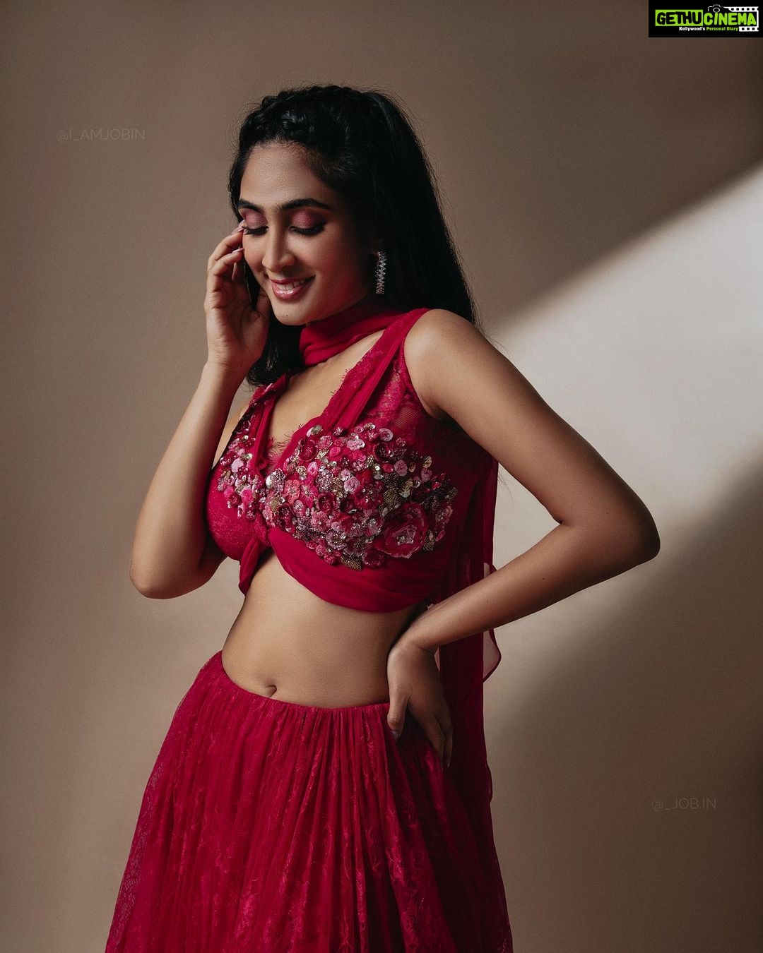 Deepti Sati Instagram - @deeptisati in our Fuchsia Chantilly Lace Lehenga 🌺 This beautiful piece comes in a unique drape style blouse with handmade 3D flower appliqués. The skirt is multi-layered with chantilly lace, shimmer tulle and pure georgette giving you picture perfect twirls. 💃🏻 To shop this look, get in touch with us via DM or Whatsapp. Details in bio. Photo & Edit : @i_amjobin , @_job.in. Photo Assit : @mshefin__, @varkey_m_bernardose #infineline #boutiquefashion #fyp #lehengas #indianwear #weddingwear #receptionlook #destinationwedding #deeptisati #mallubrides #bridesofbengaluru #bridesmaids #fuschia #chantillylace
