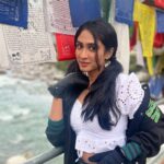 Deepti Sati Instagram - Want to run away from this heattt Need some ❄️ feels Also @oldschoolbastard magic ✨and feels🫰🏻 #tb #himachalpradesh #manali #coldweather #shayari #poetry #love #feels