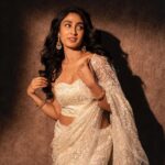 Deepti Sati Instagram - ✨Chaand 🌙✨ Photography : @sbk_shuhaib Styling : @amritha_lakshmi___ @styledby_al_ Mua : @rizwan_themakeupboy Jewellery : @meralda.jewels Costume : @padmanidhi_the_blouse_boutiqu Bts : @rijil_kl