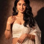 Deepti Sati Instagram – ✨Chaand 🌙✨ 

Photography : @sbk_shuhaib 
Styling : @amritha_lakshmi___  @styledby_al_ 
Mua :  @rizwan_themakeupboy 
Jewellery : @meralda.jewels 
Costume : @padmanidhi_the_blouse_boutiqu