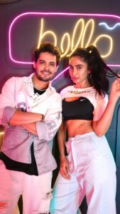 Deepti Sati Instagram - In this together we live or we die 💃🕺 Did this in 15 min tops😜 DC @kunwar08 @raghavworldwide @tesherrrr #dance #reels #trendingreels