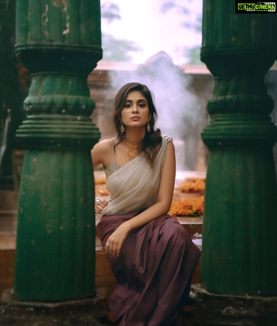 Deepti Sati Instagram - Wandering through life, leaving traces of magic✨ In frame @deeptisati ✨ Created using AI + @photoshop + @lightroom #midjourney #aiartcommunity #generativeart #futuristic #midjourneyart #aiartwork #aiart #thegraphicsprOject #d_expo #portrait #kerala #india #indianculture #indianbride #portrait #love #tamil #women #saree #indianactress #indiancinema