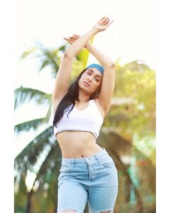 Deepti Sati Instagram - 💙🤍
Shot by @advait_vaidya

#blueandwhite #basics #instagood #summer #sunlightphotography